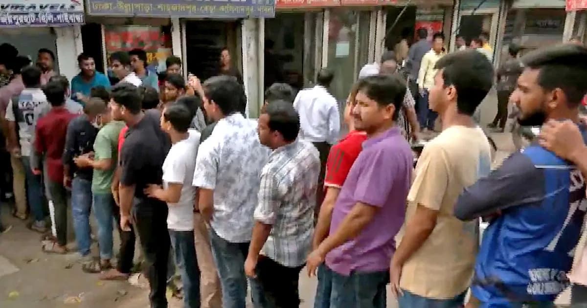 গাবতলীতে ঈদযাত্রার টিকিট কাটতে উপচেপড়া ভিড়