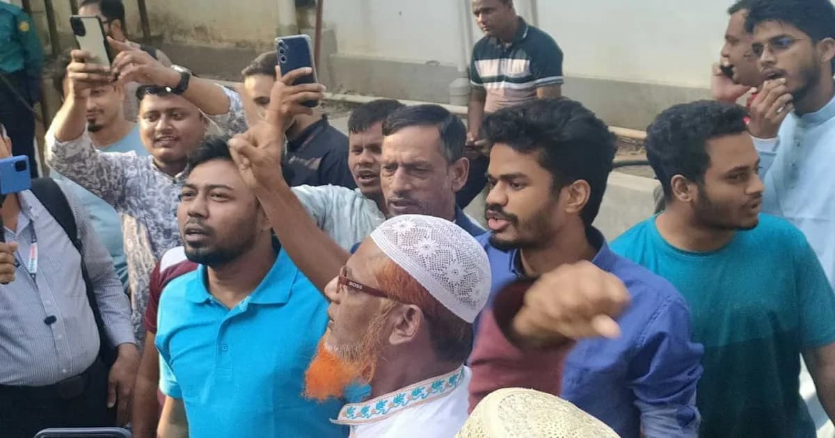 হাসিনার ফাঁসির রায়ে ট্রাইব্যুনালের সামনে জনতার উল্লাস