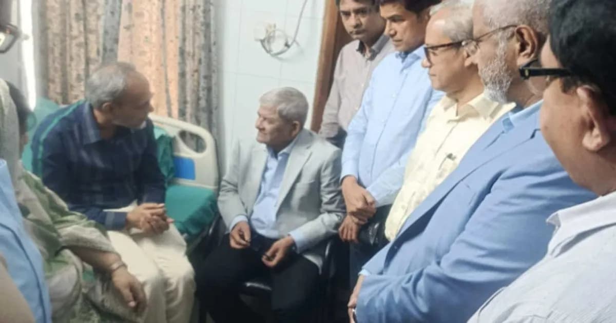 ডা. রফিকুল ইসলামের শারীরিক খোঁজ নিতে বিএমইউতে মির্জা ফখরুল