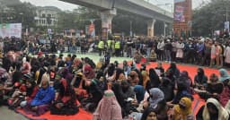 শহীদ হাদি হত্যার বিচারের দাবিতে চতুর্থ দিনে শাহবাগ অবরোধ