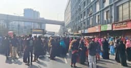 পোশাক শ্রমিকদের অবরোধে বিমানবন্দর-মহাখালী রুটে যান চলাচল বন্ধ