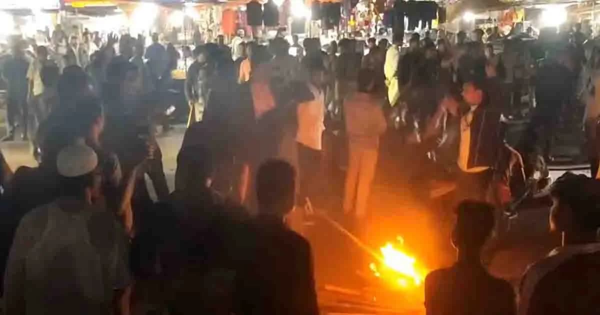 চট্টগ্রাম ১৫ আসনে বিএনপির প্রার্থী পরিবর্তনের দাবিতে সড়ক অবরোধ