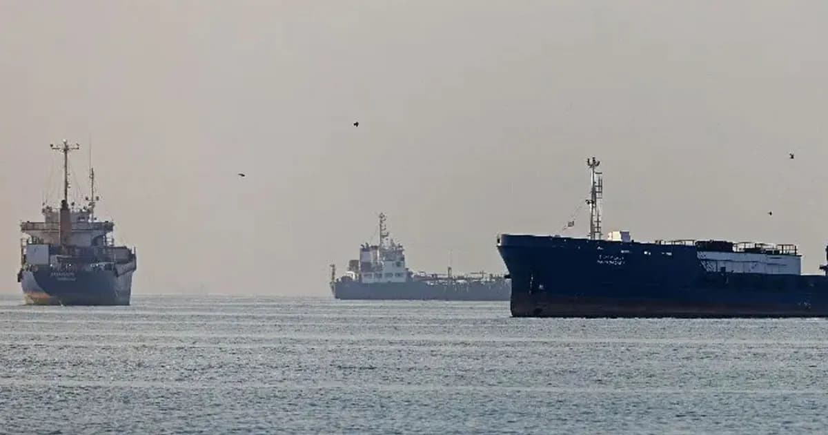 হরমুজে মাইনে আঘাত, তিন তেলবাহী জাহাজে আগুন: আইআরজিসি