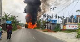 পেট্রোলবাহী লরিতে আগুন, চালকের সাহসিকতায় বেঁচে গেল ফিলিং স্টেশন