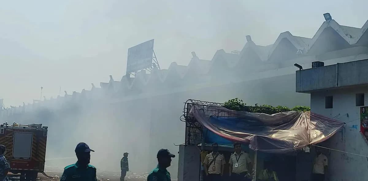 কার্গো ভিলেজে আগুন, ২১ ঘণ্টা পরও ধ্বংসস্তূপ থেকে উড়ছে ধোঁয়া