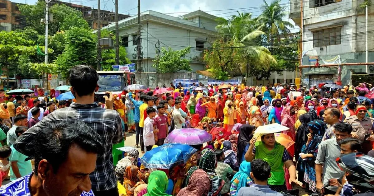 চট্টগ্রামে বকেয়া বেতনের দাবিতে পোশাক শ্রমিকদের সড়ক অবরোধ