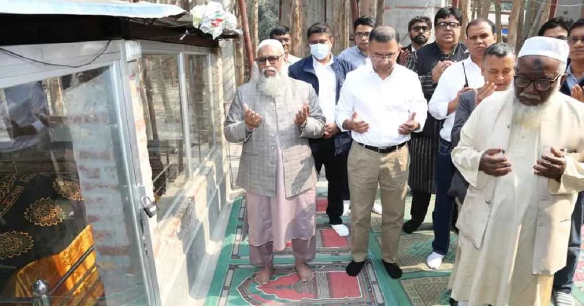 উত্তরবঙ্গের নির্বাচনি প্রচার শুরুর আগে শাহ মখদুমের মাজারে তারেক রহমান