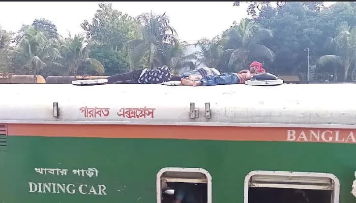 ট্রেনের ছাদে ঝুঁকিপূর্ণ দৃশ্য শ্রীমঙ্গলে রেলওয়ে স্টেশনে