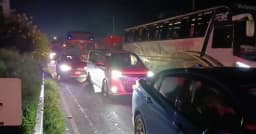 সাড়ে পাঁচ ঘণ্টা পর সচল ঢাকা-খুলনা মহাসড়ক, ফরিদপুরে বাসচাপায় নিহত ৫
