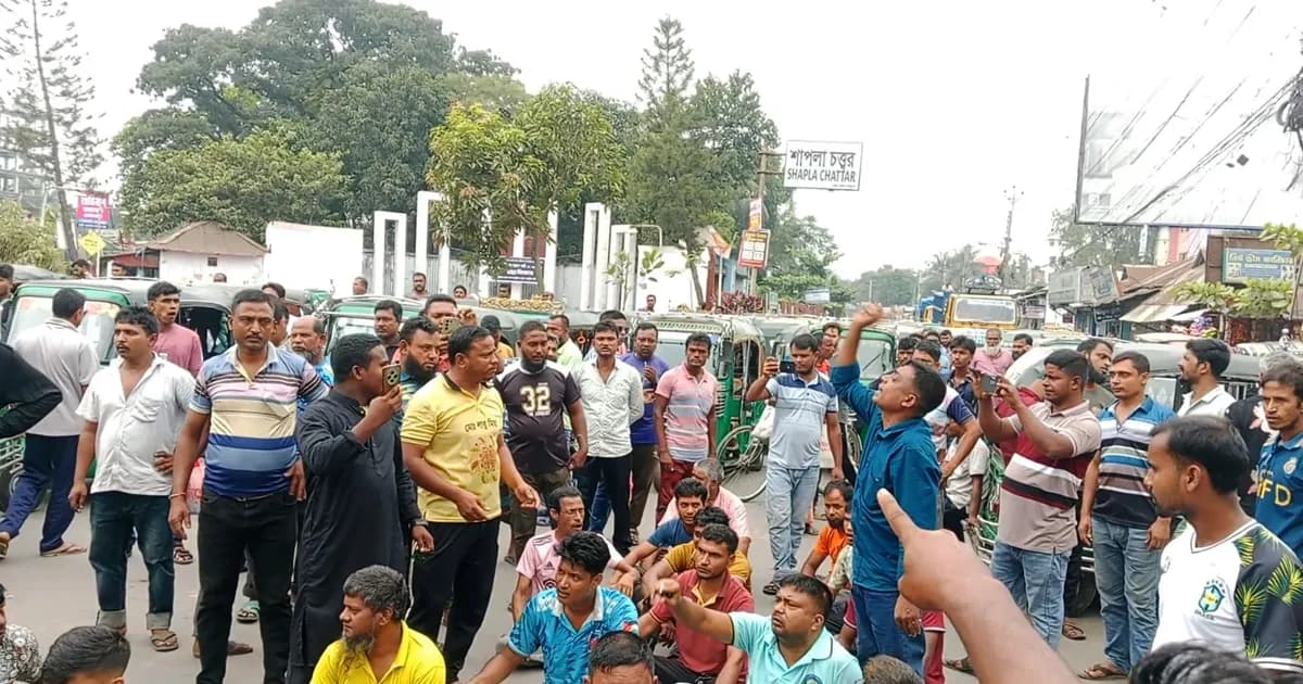 কুড়িগ্রামে সিএনজি চলাচলের অনুমতির দাবিতে চালকদের সড়ক অবরোধ