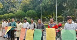 ইবিতে হল ও সেশন ফি কমানোর দাবিতে মানববন্ধন