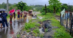 টানা বৃষ্টিতে বিচ্ছিন্ন থানচি, আশ্রয়কেন্দ্রে নিম্নাঞ্চলের মানুষ