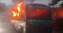 রাজধানীর পল্লবীতে পরিস্থান পরিবহনের বাসে আগুন