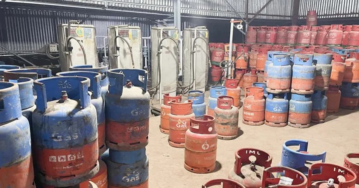 যশোরে ডেল্টা এলপিজি প্লান্টে অবৈধ সিলিন্ডার রিফিলের অভিযোগ, অভিযানে ধোঁয়াশা