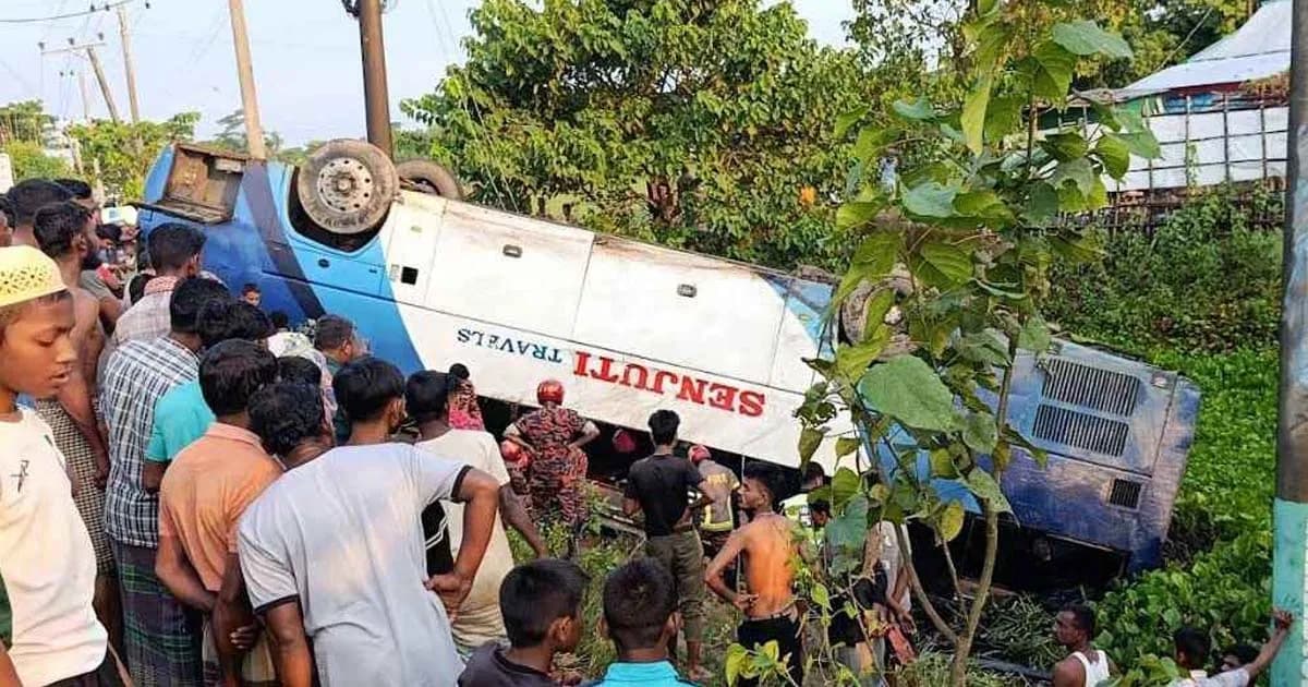 খাদে উল্টে পড়ল বাস, প্রাণ গেল মা-মেয়ের