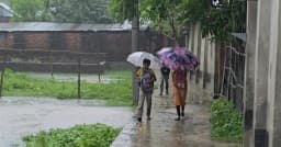 হিলিতে ভোর থেকে প্রচণ্ড বৃষ্টি, জনজীবনে দুর্ভোগ