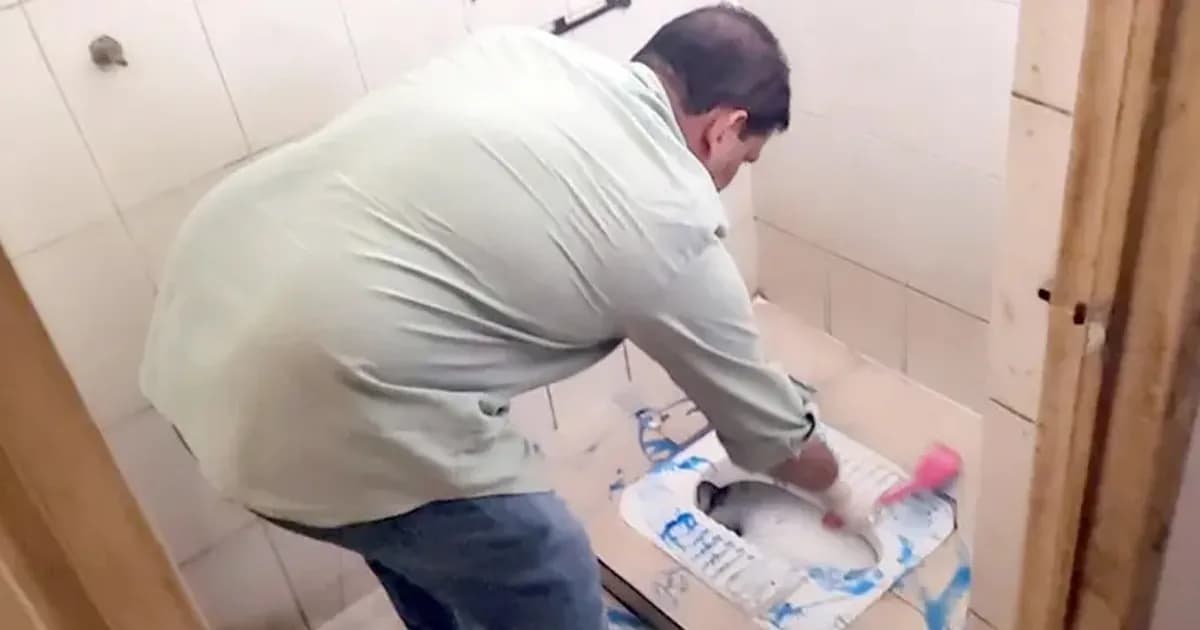 হাসপাতালের টয়লেট নিজ হাতে পরিষ্কার করলেন এমপি আনিছুর রহমান