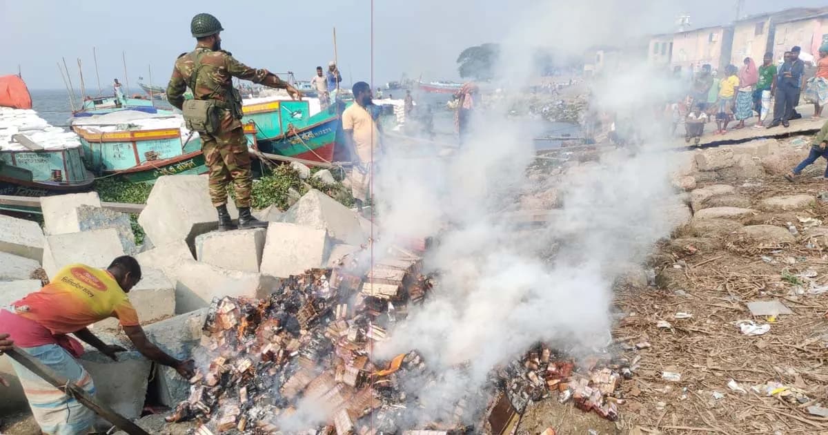 চাঁদপুরে যৌথ বাহিনির অভিযানে ১০ লক্ষ টাকার অবৈধ সিগারেট জব্দ
