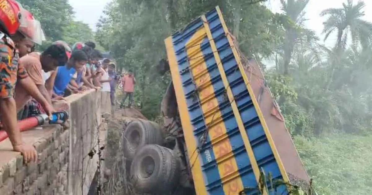 কুষ্টিয়ায় পাথরবোঝাই ট্রাক উল্টে নিহত ২