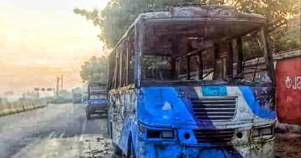 ঢাকা-চট্টগ্রাম মহাসড়কে দাঁড়িয়ে থাকা মিনিবাসে আগুন