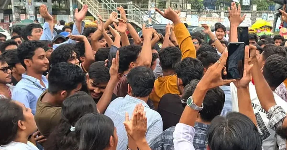 দুর্যোগে পরীক্ষা স্থগিতসহ তিন দফা দাবি আন্দোলনরত শিক্ষার্থীদের