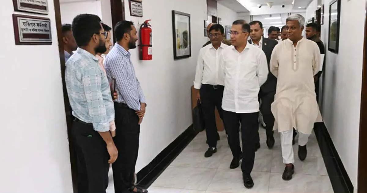 হঠাৎ বিভিন্ন মন্ত্রণালয় পরিদর্শন করলেন প্রধানমন্ত্রী তারেক রহমান