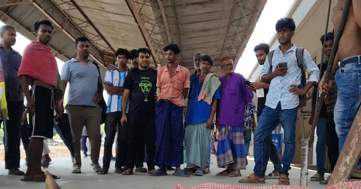 কালুখালীতে রেলসেতুতে ধাক্কা লেগে ট্রেনের ছাদে থাকা যুবকের মৃত্যু