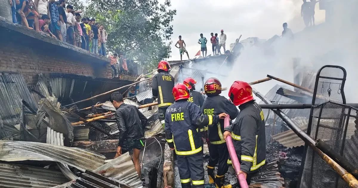 রাজধানীর শ্যামলীতে বসতঘরে আগুন