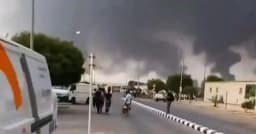 সৌদিতে বিদ্রোহীদের হামলা, তেল পরিশোধনাগার থেকে বের হচ্ছে ধোঁয়া