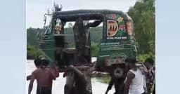 কাঁধে তুলে সিএনজি পার, গর্ভবতী নারী থাকার বিষয়ে যা জানা গেলো