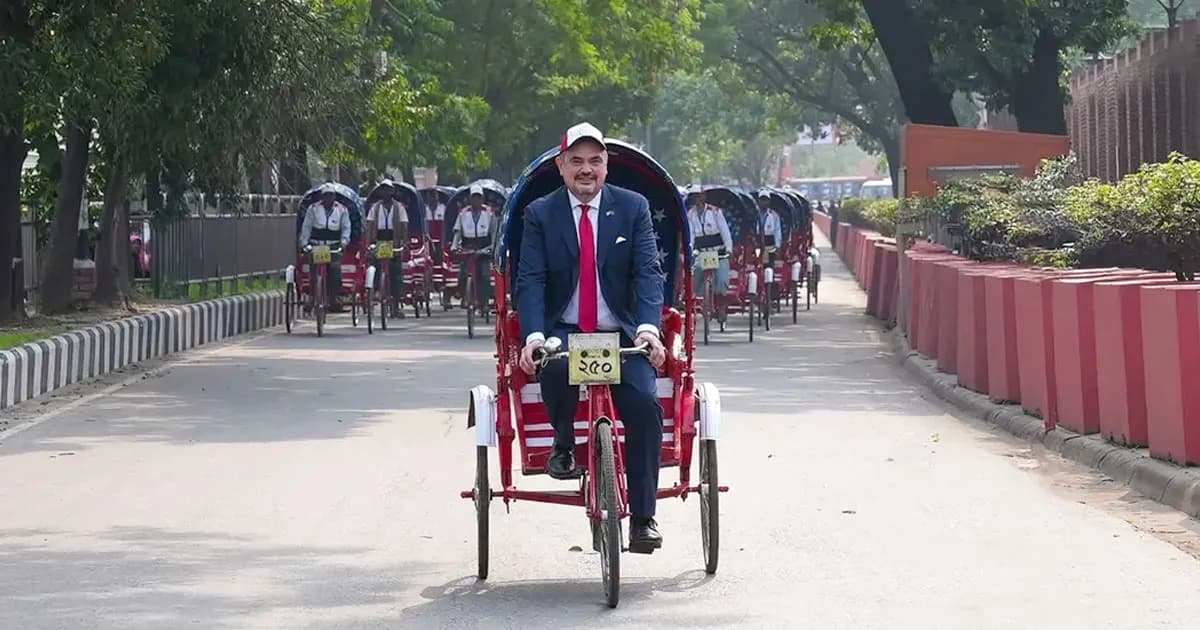বারিধারায় রিকশা চালালেন মার্কিন রাষ্ট্রদূত ব্রেন্ট ক্রিস্টেনসেন