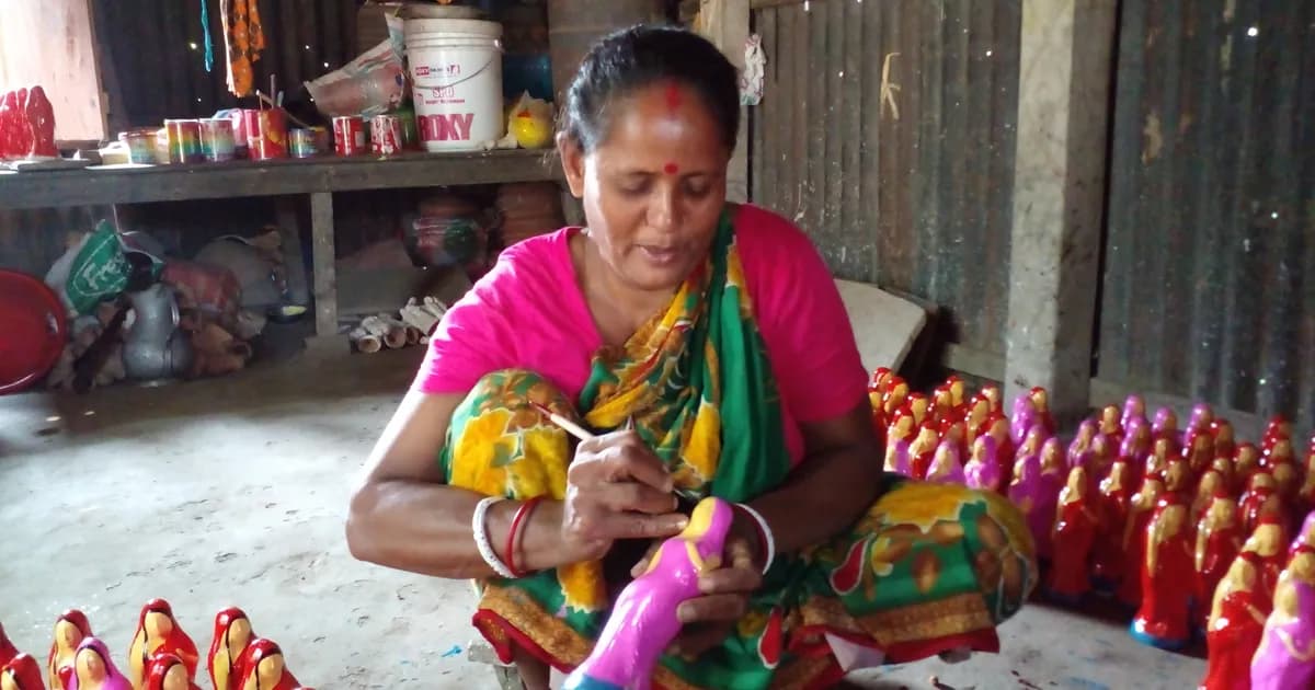 শ্রীনগরে বৈশাখী মেলা-উৎসবকে ঘিরে মৃৎশিল্পীদের ব্যস্ততা