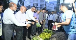 নগদ টাকা ছিল না, কিউআর স্ক্যানেই চা থেকে সবজি কিনলেন গভর্নর