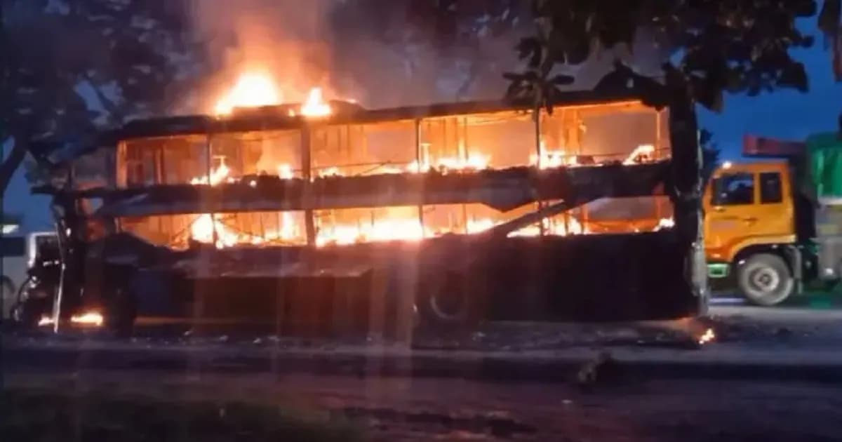 সামনের গাড়িতে ধাক্কা দিয়ে পুড়ে ছাই স্লিপার কোচ