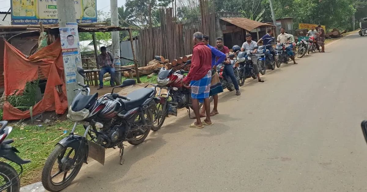 লাইনে দাঁড়িয়ে সময় নষ্ট, আয় কমে দিশেহারা মোটরসাইকেল রাইডার
