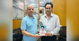 কানাডা বিএনপি নেতার হাতে ‘নন্দিত নেত্রী খালেদা জিয়া’ বই তুলে দিলেন আইয়ুব ভূঁইয়া