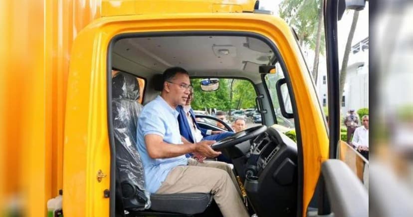 কাভার্ড ভ্যান নিজেই চালালেন প্রধানমন্ত্রী তারেক রহমান