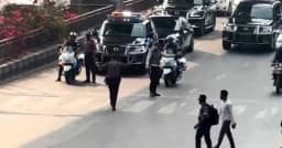 এবার কারওয়ান বাজার সিগন্যালে আটকে গেল রাষ্ট্রপতির গাড়িবহর