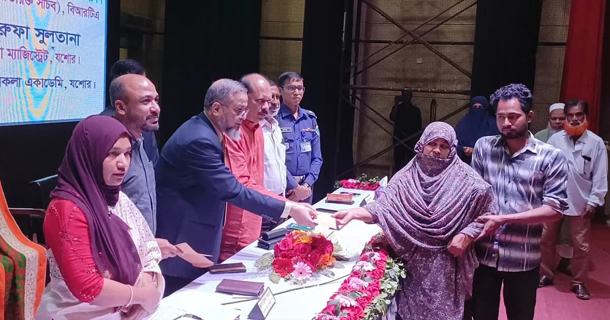 যশোরে সড়ক দুর্ঘটনায় ক্ষতিগ্রস্তদের মাঝে ৫ কোটি ৮৬ লাখ টাকার চেক বিতরণ