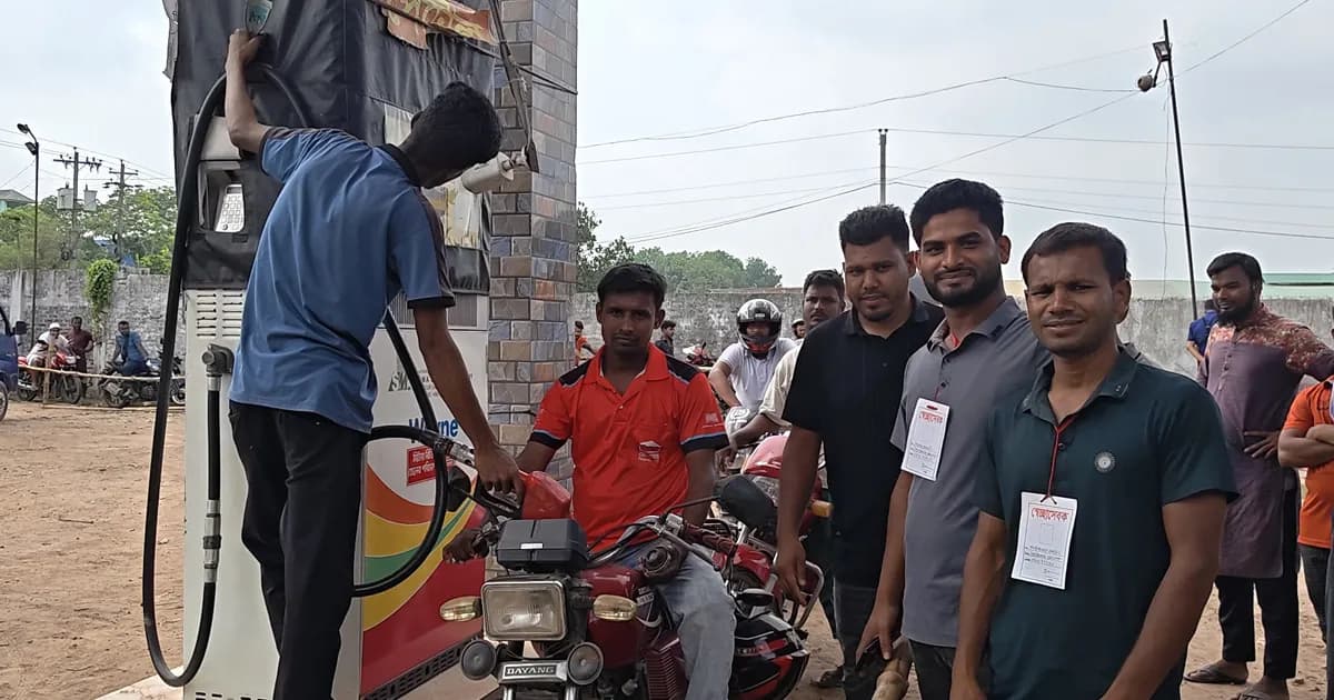 পর্যাপ্ত সরবরাহেও জীবননগরে তেল পাম্পে দীর্ঘ লাইন, মজুদের আশঙ্কা