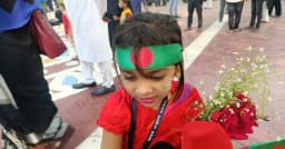 লাল-সবুজে সেজে মায়ের হাত ধরে শহীদ মিনারে মার্জিয়া