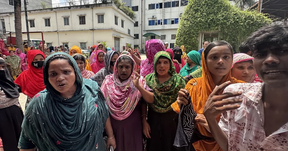 গাজীপুরে তিন মাসের বকেয়া বেতনের দাবিতে শ্রমিকদের বিক্ষোভ
