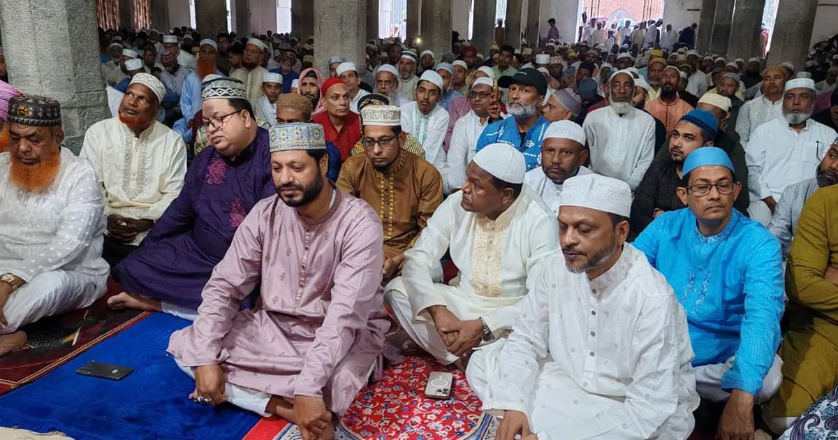 বৃষ্টির মধ্যেও ষাটগম্বুজ মসজিদে ঈদের জামাতে মুসল্লিদের ঢল