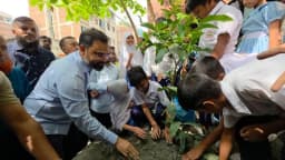 শিক্ষার্থীদের নিয়ে গাছ লাগালেন আমিনুল হক, দিলেন পরিবেশ রক্ষার বার্তা