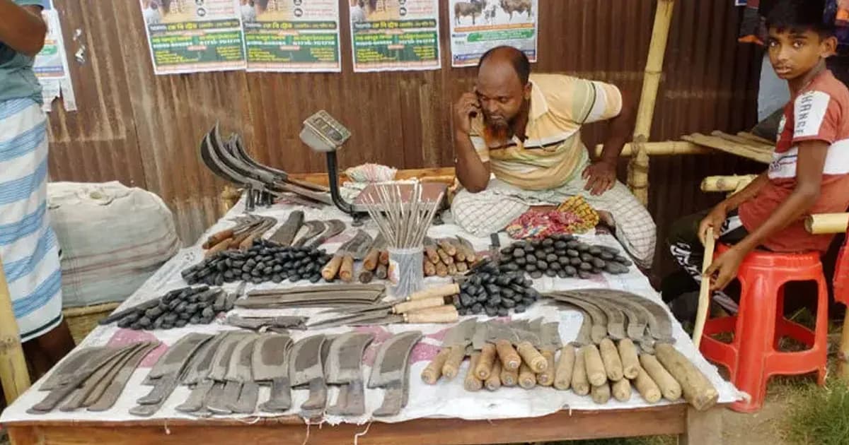 পশুর হাটের পাশাপাশি জমে উঠেছে কোরবানির সরঞ্জামের বাজার