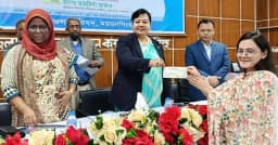 ময়মনসিংহে কৃতি শিক্ষার্থীদের মাঝে বৃত্তির চেক বিতরণ