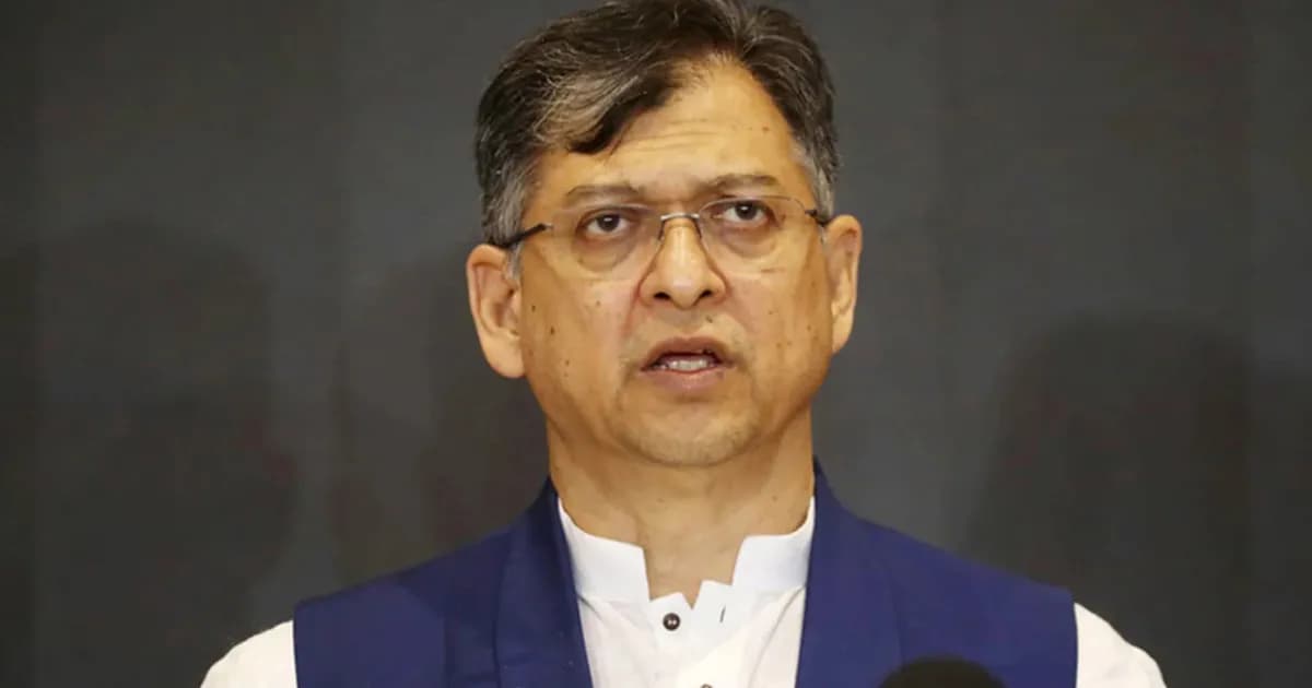 পুলিশকে আগের ঐতিহ্যবাহী পোশাকে ফেরাতে কাজ করছে সরকার: স্বরাষ্ট্রমন্ত্রী