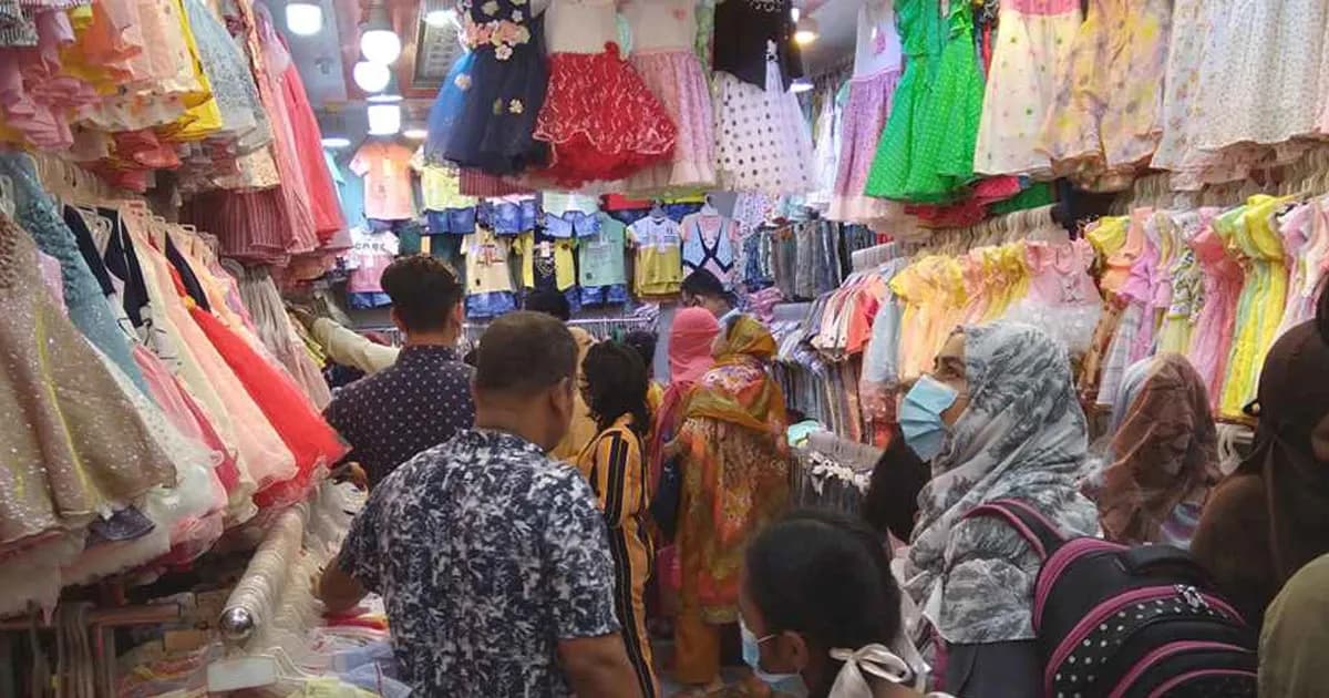 নববর্ষ ঘিরে জমজমাট রাজধানীর মার্কেট