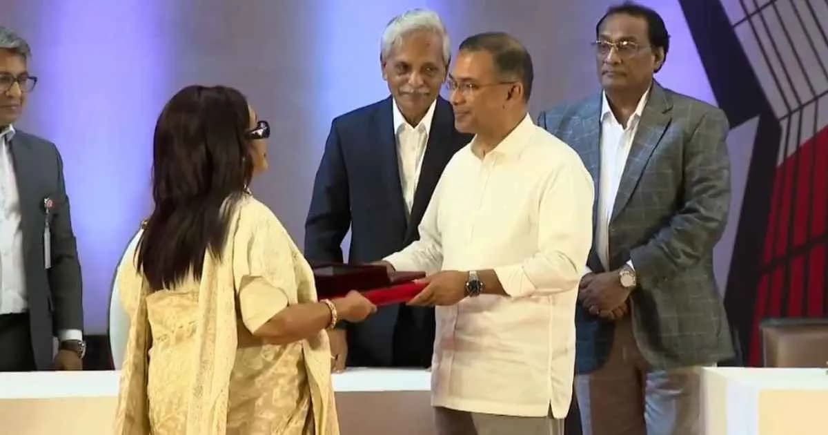 একুশে পদক প্রদান করছেন প্রধানমন্ত্রী তারেক রহমান