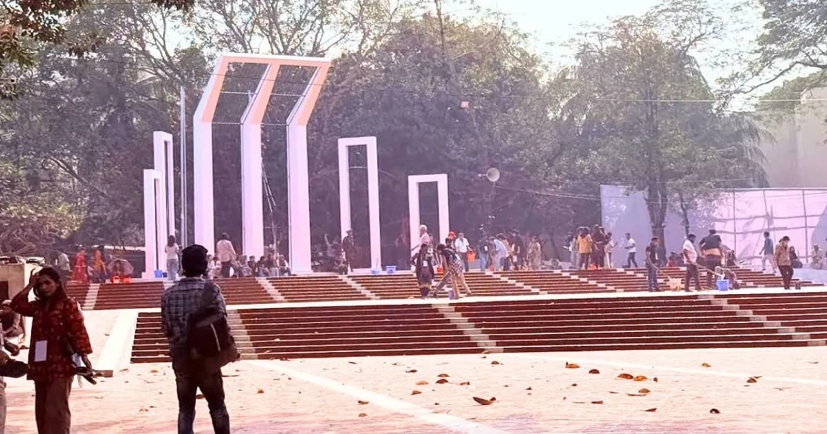 একুশের প্রাক্কালে শেষ মুহূর্তের ব্যস্ততা, রঙিন ছোঁয়ায় সেজে উঠছে শহীদ মিনার